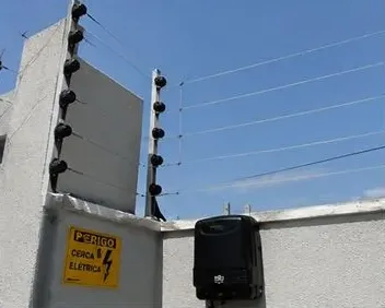 Central de choque e placa de advertência Perigo, cerca elétrica