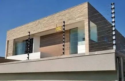 Cerca elétrica no muro de um sobrado moderno