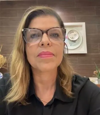 Debora V., cliente empresarial da Fênix Protege